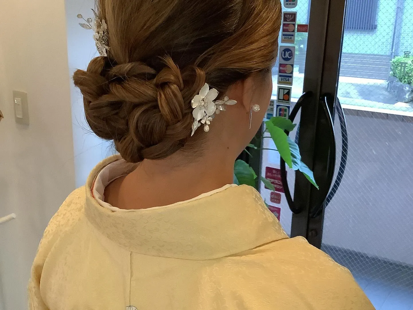 結婚式へ列席のお客様の早朝着付け&ヘアセットをさせていただき...