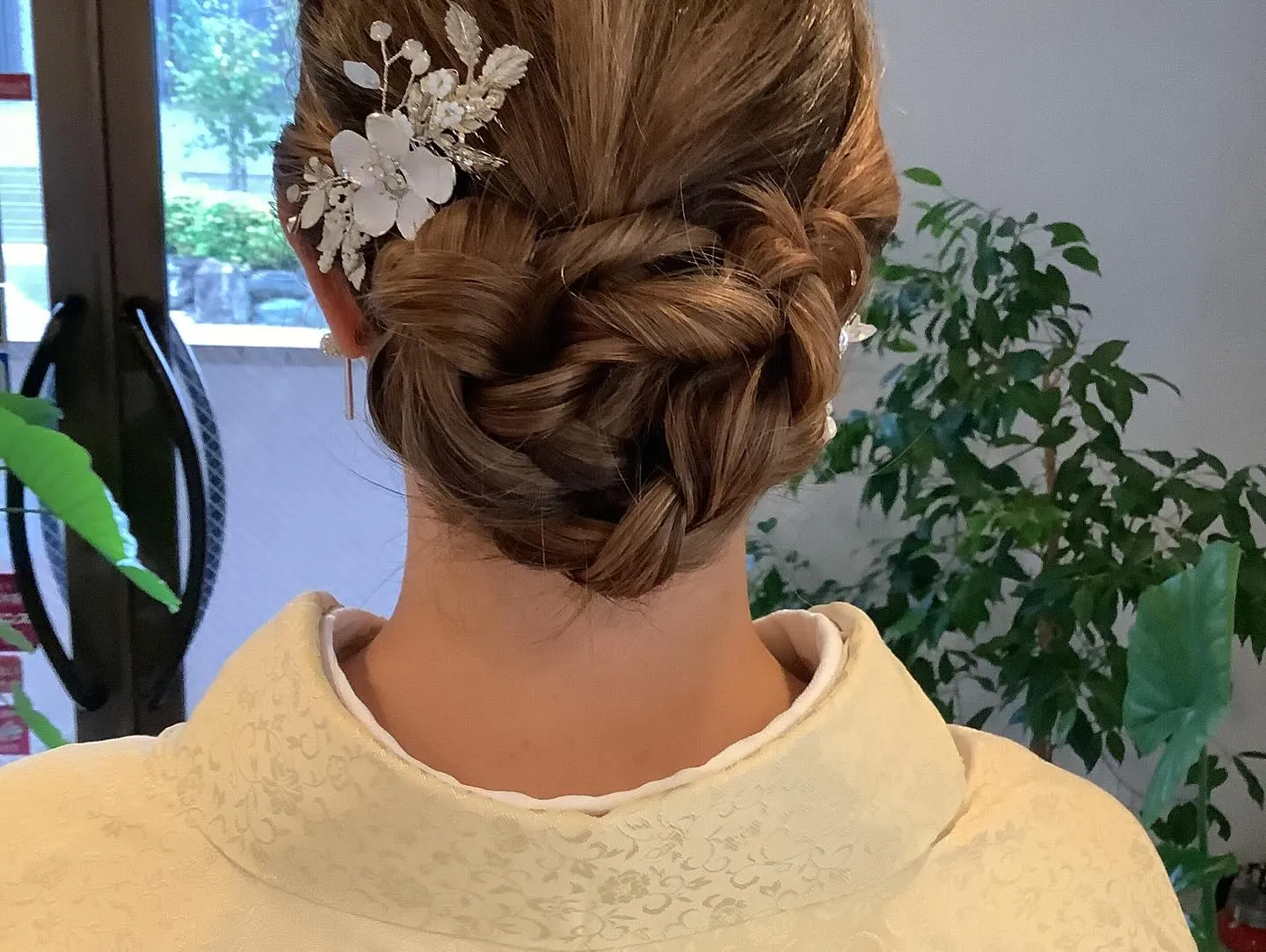 結婚式へ列席のお客様の早朝着付け&ヘアセットをさせていただき...